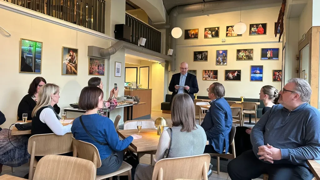 Suomen Teatterijärjestöjen Keskusliitto kutsui sivistysvaliokunnan ja valtiovarainvaliokunnan sivistys- ja tiedejaoston jäsenet teatteri-iltaan Helsingin Kaupunginteatterille 11. maaliskuuta. Tilaisuus koostui keskustelutilaisuudesta ja sen jälkeen nähtävästä teatteriesityksestä Hildur Helsingin Kaupunginteatterin Areena-näyttämöllä.